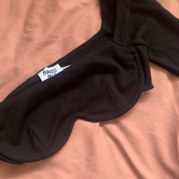 It’s in a size four. Excellent condition. - Picture 5 of 6